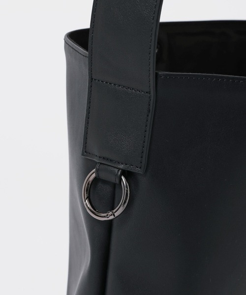 RAGEBLUE(レイジブルー)の「Synthetic Leather D-Ring Shoulder Tote Bag/シンセティックレザーDリングショルダートートバッグ(ショルダーバッグ・メンズ・ブラック・FREE)」の10枚目の写真