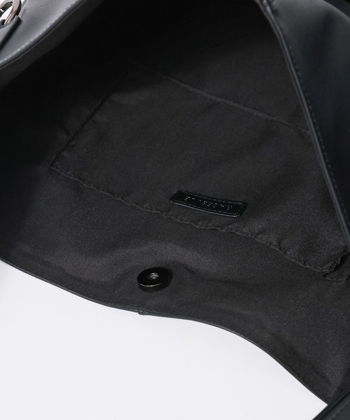 RAGEBLUE(レイジブルー)の「Synthetic Leather D-Ring Shoulder Tote Bag/シンセティックレザーDリングショルダートートバッグ(ショルダーバッグ・メンズ・ブラック・FREE)」の11枚目の写真