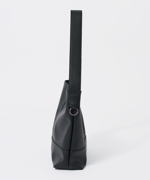 RAGEBLUE(レイジブルー)の「Synthetic Leather D-Ring Shoulder Tote Bag/シンセティックレザーDリングショルダートートバッグ(ショルダーバッグ・メンズ・ブラック・FREE)」の7枚目の写真