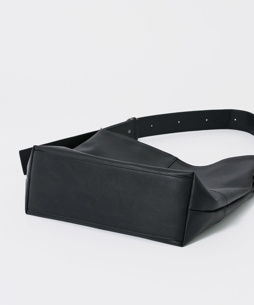 RAGEBLUE(レイジブルー)の「Synthetic Leather D-Ring Shoulder Tote Bag/シンセティックレザーDリングショルダートートバッグ(ショルダーバッグ・メンズ・ブラック・FREE)」の8枚目の写真