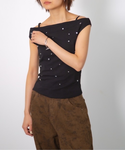 Chiina(チーナ)の「【Chiina】スタッズワンショルダートップス(Tシャツ/カットソー・レディース・レッド/ブラック/ホワイト・FREE)」の6枚目の写真