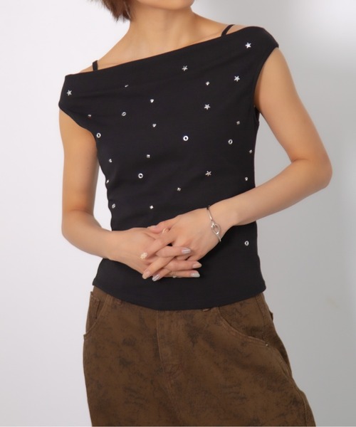 Chiina(チーナ)の「【Chiina】スタッズワンショルダートップス(Tシャツ/カットソー・レディース・レッド/ブラック/ホワイト・FREE)」の7枚目の写真