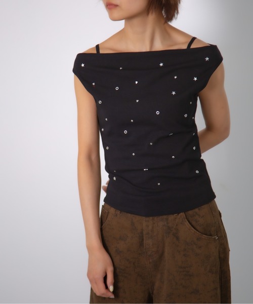 Chiina(チーナ)の「【Chiina】スタッズワンショルダートップス(Tシャツ/カットソー・レディース・レッド/ブラック/ホワイト・FREE)」の8枚目の写真
