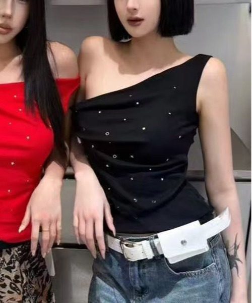Chiina(チーナ)の「【Chiina】スタッズワンショルダートップス(Tシャツ/カットソー・レディース・レッド/ブラック/ホワイト・FREE)」の9枚目の写真