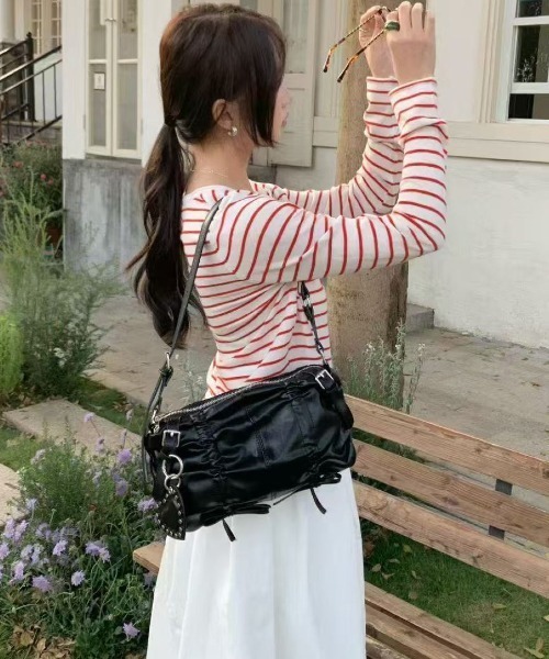 LETee(レティー)の「ハートチャームがアクセント!トレンド感あふれる大人可愛い合皮ショルダーバッグ(ショルダーバッグ・レディース・ホワイト/ブラック・FREE)」の10枚目の写真