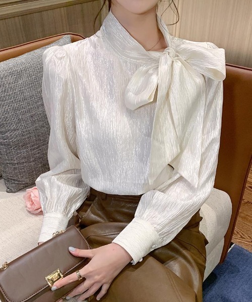 AMAJI(アマジ)の「ボウタイ 長袖シャツ(シャツ/ブラウス・レディース・ベージュ・SMALL/MEDIUM/LARGE/X-LARGE)」の2枚目の写真