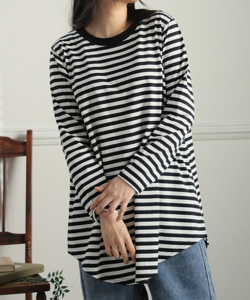 A HAPPY MARILYN(アハッピーマリリン)の「裾フレア 綿100% 万能 ロング Tシャツ(Tシャツ/カットソー・レディース・グリーン/グレイッシュベージュ/オフホワイト/ブルー/ブラック/ホワイト×ブラック/チャコール/ボルドー/ブラウン・7L~8L/L~LL/3L~4L/5L~6L)」の3枚目の写真