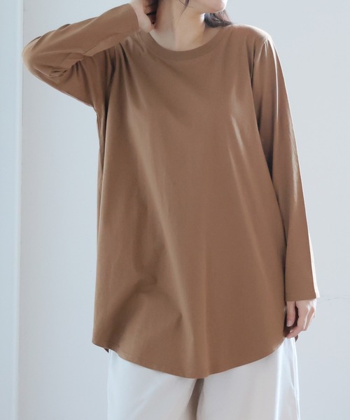 A HAPPY MARILYN(アハッピーマリリン)の「裾フレア 綿100% 万能 ロング Tシャツ(Tシャツ/カットソー・レディース・グリーン/グレイッシュベージュ/オフホワイト/ブルー/ブラック/ホワイト×ブラック/チャコール/ボルドー/ブラウン・7L~8L/L~LL/3L~4L/5L~6L)」の5枚目の写真