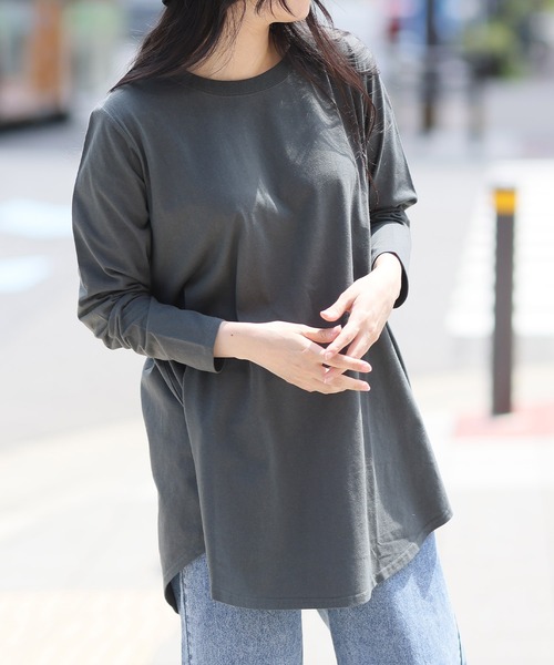 A HAPPY MARILYN(アハッピーマリリン)の「裾フレア 綿100% 万能 ロング Tシャツ(Tシャツ/カットソー・レディース・グリーン/グレイッシュベージュ/オフホワイト/ブルー/ブラック/ホワイト×ブラック/チャコール/ボルドー/ブラウン・7L~8L/L~LL/3L~4L/5L~6L)」の1枚目の写真