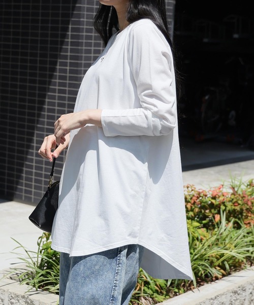 A HAPPY MARILYN(アハッピーマリリン)の「裾フレア 綿100% 万能 ロング Tシャツ(Tシャツ/カットソー・レディース・グリーン/グレイッシュベージュ/オフホワイト/ブルー/ブラック/ホワイト×ブラック/チャコール/ボルドー/ブラウン・7L~8L/L~LL/3L~4L/5L~6L)」の19枚目の写真