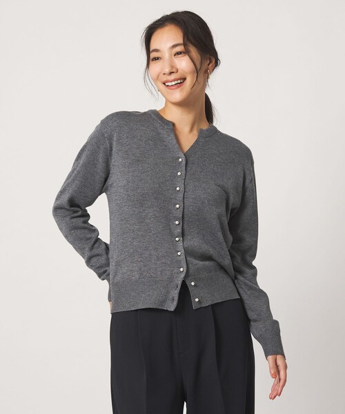 A DAY IN THE LIFE UNITED ARROWS(アデイインザライフユナイテッドアローズ)の「テンジク フェイクパールボタン キーネックニット <A DAY IN THE LIFE>(ニット/セーター・レディース・ライトグレー/ブラック/ダークグレー/コバルトブルー・FREE)」の5枚目の写真