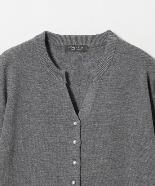 A DAY IN THE LIFE UNITED ARROWS(アデイインザライフユナイテッドアローズ)の「テンジク フェイクパールボタン キーネックニット <A DAY IN THE LIFE>(ニット/セーター・レディース・ライトグレー/ブラック/ダークグレー/コバルトブルー・FREE)」の14枚目の写真