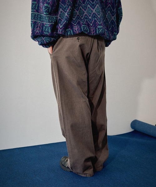 niko and...（ニコアンド）の「コットンフェードワイドチノパンツ（チノパンツ・メンズ・ブラック/ベージュ/ブラウン・LARGE/MEDIUM）」の9枚目の写真