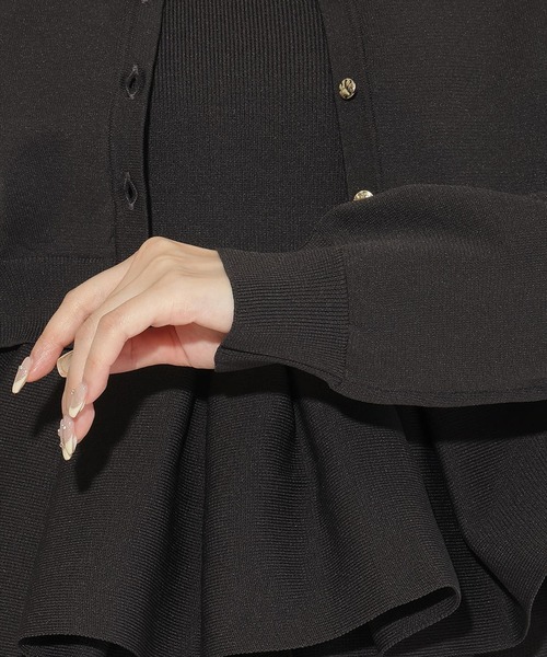 AND COUTURE(アンドクチュール)の「ペプラムニットキャミ×ニットカーディガンセット(カーディガン/ボレロ・レディース・イエロー/ブルー/チャコールグレー/ネイビー・FREE)」の8枚目の写真