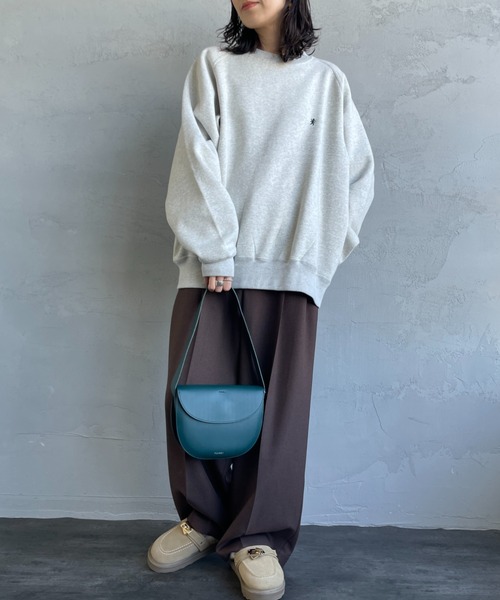 擺動袖單點刺繡LOGO大學T