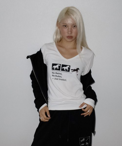 CHICKS(チックス)の「インスティンクト ドット ホース Vネック スリム長袖 Tシャツ ホワイト(Tシャツ/カットソー・レディース・ホワイト・ONE SIZE)」の4枚目の写真