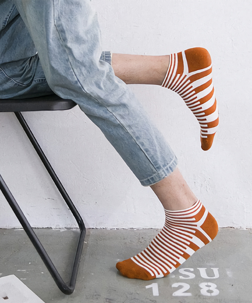 Fun & Daily（ファンアンドデイリー）の「F&D : ギミックボーダーショートソックス（ソックス/靴下・メンズ・オレンジ/ブラック/チャコールグレー/ネイビー・FREE/SMALL）」の4枚目の写真