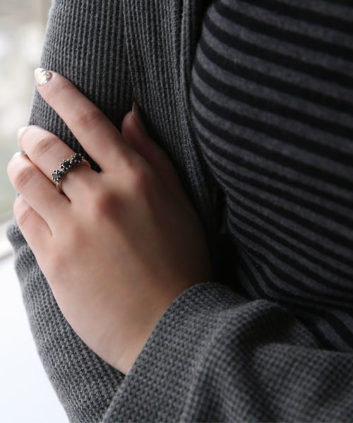ROYAL ORDER（ロイヤルオーダー）の「TRIPLE TINY CROWN BAND RING w/ CZS（リング・メンズ・シルバー・18号 US-9/15号 US-7h/14号 US-7/13号 US-6h/16号 US-8/12号 US-6）」の3枚目の写真