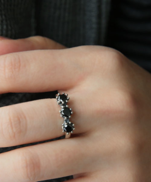 ROYAL ORDER（ロイヤルオーダー）の「TRIPLE TINY CROWN BAND RING w/ CZS（リング・メンズ・シルバー・18号 US-9/15号 US-7h/14号 US-7/13号 US-6h/16号 US-8/12号 US-6）」の4枚目の写真