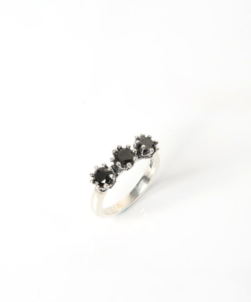 ROYAL ORDER（ロイヤルオーダー）の「TRIPLE TINY CROWN BAND RING w/ CZS（リング・メンズ・シルバー・18号 US-9/15号 US-7h/14号 US-7/13号 US-6h/16号 US-8/12号 US-6）」の5枚目の写真