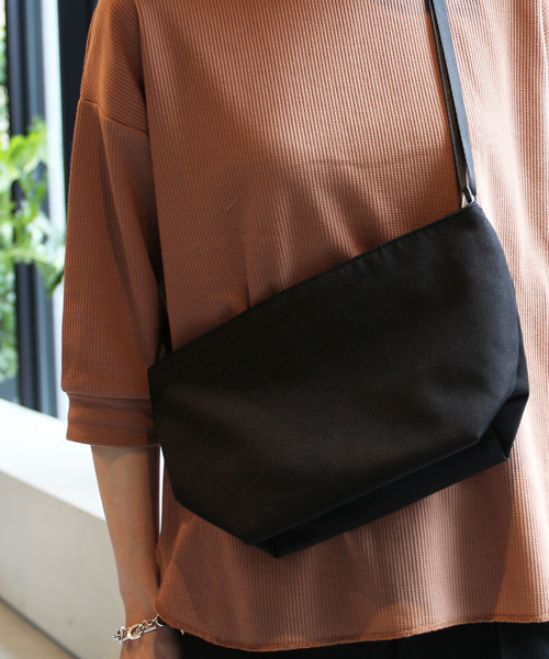 koe（コエ）の「ナイロンミニショルダー（ショルダーバッグ・レディース・ブラック/ベージュ/パープル/レオパード・FREE）」の2枚目の写真