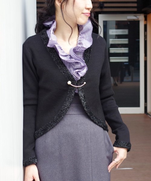 NARACAMICIE(ナラカミーチェ)の「フィルムモールトリミングVネックボレロ(カーディガン/ボレロ・レディース・グレー/ブラック・MEDIUM/LARGE)」の1枚目の写真