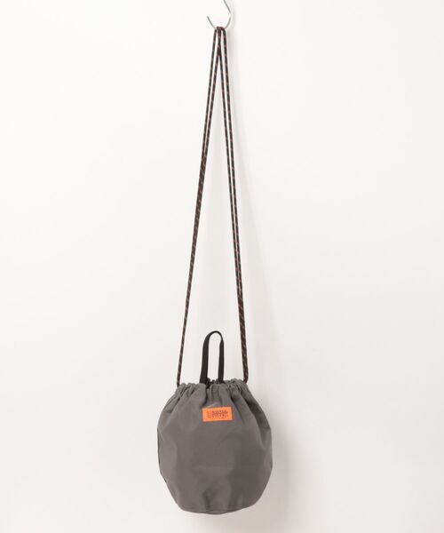 UNIVERSAL OVERALL(ユニバーサルオーバーオール)の「【UNIVERSAL OVERALL】ウォータープルーフ巾着バッグ カラーザイルナイロンポーチショルダーバッグ UVO-023(ショルダーバッグ・レディース・チャコールグレー/ライトグリーン/ワイン/ホワイト系その他3/グレイッシュブルー/オレンジ/ブラック/ベージュ・FREE)」の4枚目の写真