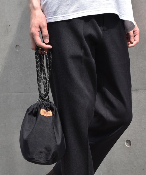 UNIVERSAL OVERALL(ユニバーサルオーバーオール)の「【UNIVERSAL OVERALL】ウォータープルーフ巾着バッグ カラーザイルナイロンポーチショルダーバッグ UVO-023(ショルダーバッグ・レディース・チャコールグレー/ライトグリーン/ワイン/ホワイト系その他3/グレイッシュブルー/オレンジ/ブラック/ベージュ・FREE)」の3枚目の写真