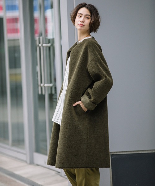 Munich(ミューニック)の「エコムートンリバーシブルノーカラーコート(ムートンコート・レディース・カーキ/モカ/ナチュラル/ブラック・S/XS)」の9枚目の写真