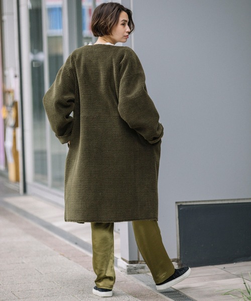 Munich(ミューニック)の「エコムートンリバーシブルノーカラーコート(ムートンコート・レディース・カーキ/モカ/ナチュラル/ブラック・S/XS)」の8枚目の写真