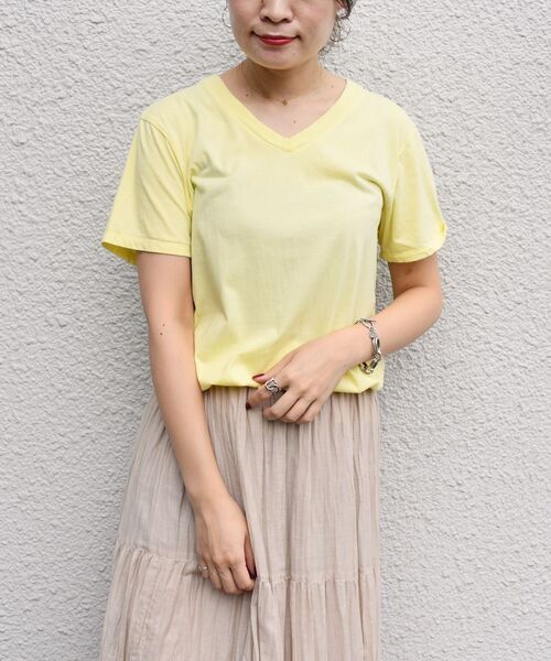 SHIPS(シップス)の「slic slic:VネックTEE◇(Tシャツ/カットソー・レディース・ホワイト/ブラック/イエロー/ライトグリーン・ONE SIZE)」の2枚目の写真