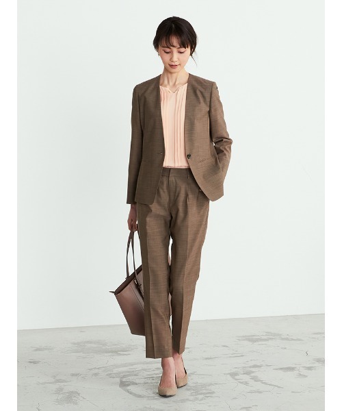 Perfect Suit FActory（パーフェクトスーツファクトリー）の「超軽量　ウォッシャブル　ブラウン無地　ノーカラーJK（ノーカラージャケット・レディース・ブラウン・S/SS/L/M）」の4枚目の写真