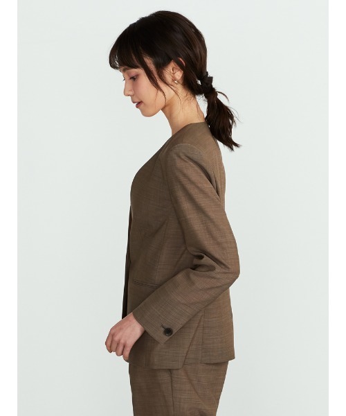 Perfect Suit FActory（パーフェクトスーツファクトリー）の「超軽量　ウォッシャブル　ブラウン無地　ノーカラーJK（ノーカラージャケット・レディース・ブラウン・S/SS/L/M）」の6枚目の写真
