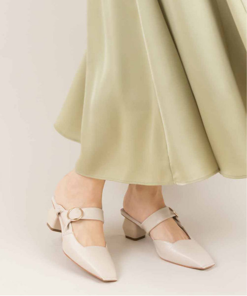 RANDA(ランダ)の「ソフト ねじりストラップスクエアカットミュール(パンプス・レディース・イエロー/グリーン/クリーム・M/L/LL/S)」の2枚目の写真