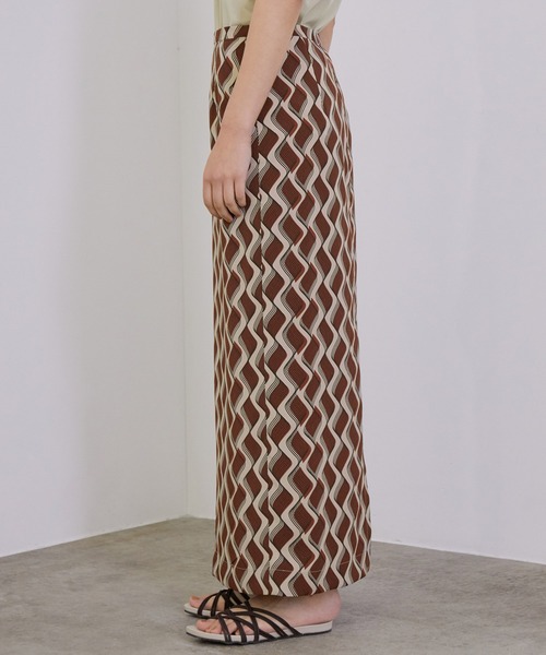 MADEMOISELLE ROPE'(マドモアゼル ロペ)の「バックオープンバティックスカート(スカート・レディース・ダークブラウン/ベージュ・38)」の5枚目の写真