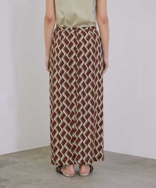 MADEMOISELLE ROPE'(マドモアゼル ロペ)の「バックオープンバティックスカート(スカート・レディース・ダークブラウン/ベージュ・38)」の6枚目の写真