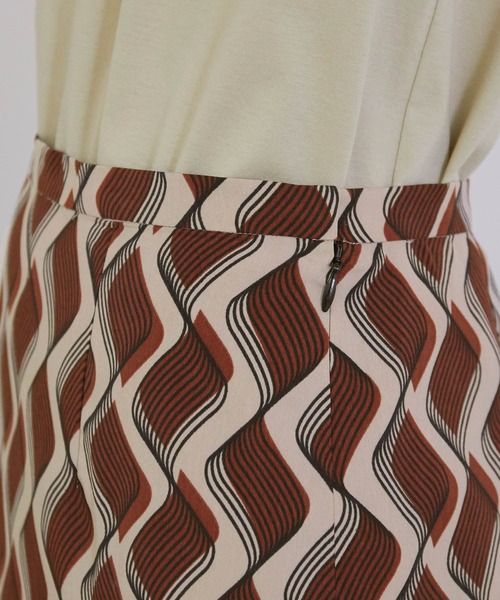 MADEMOISELLE ROPE'(マドモアゼル ロペ)の「バックオープンバティックスカート(スカート・レディース・ダークブラウン/ベージュ・38)」の8枚目の写真