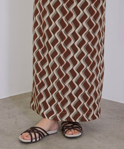 MADEMOISELLE ROPE'(マドモアゼル ロペ)の「バックオープンバティックスカート(スカート・レディース・ダークブラウン/ベージュ・38)」の9枚目の写真