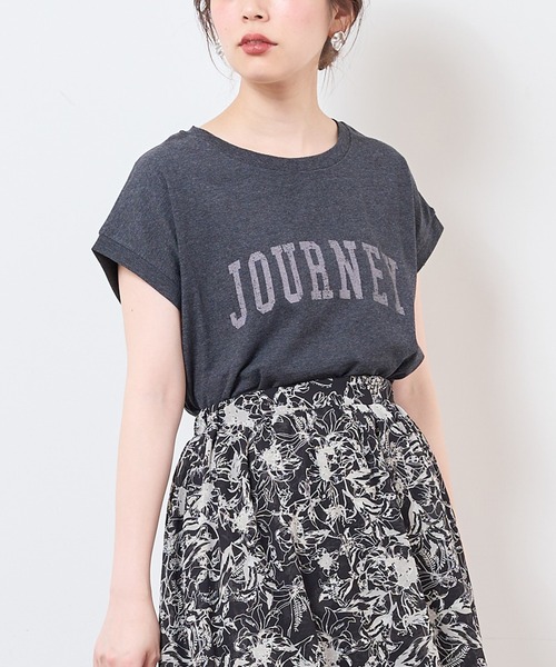 natural couture(ナチュラルクチュール)の「【サスティナブル素材】カレッジエコノースリーブ(Tシャツ/カットソー・レディース・オフホワイト/アイボリー/ラベンダー/スミクロ・FREE)」の1枚目の写真