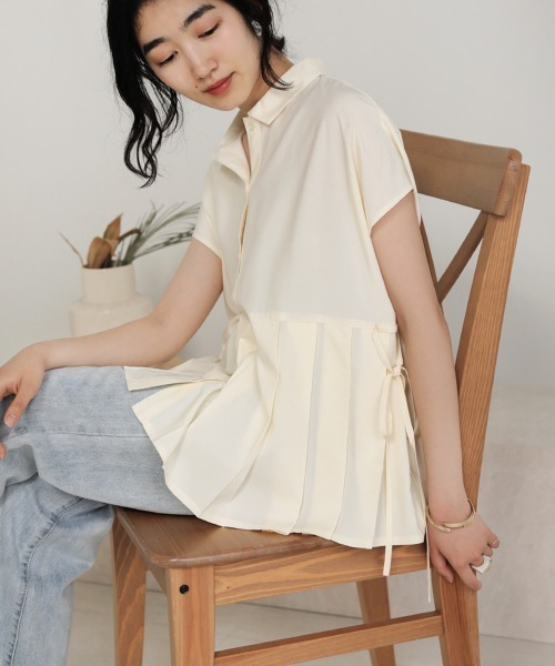 Bab(バブ)の「プリーツ切替シャツブラウス(シャツ/ブラウス・レディース・ベージュ/オフホワイト/ブルー・38)」の1枚目の写真