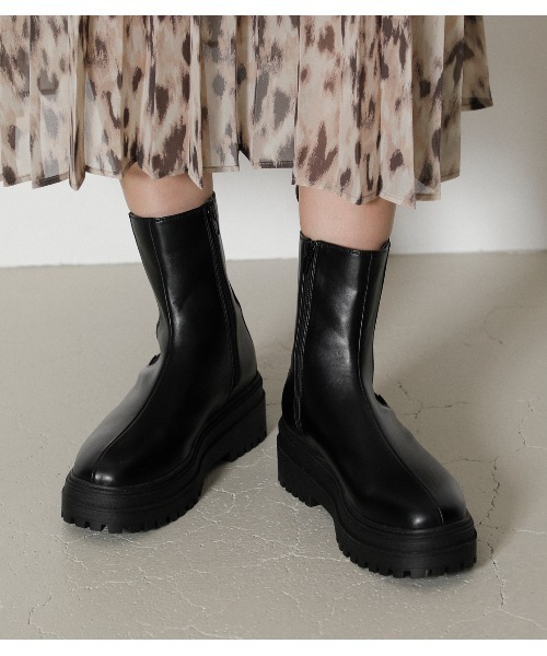 AZUL by moussy（アズールバイマウジー）の「TRACK SOLE SIDE GORE BOOTS/トラックソールサイドゴアブーツ（ブーツ・レディース・ブラック/アイボリー・SMALL/MEDIUM/LARGE/X-LARGE）」の3枚目の写真