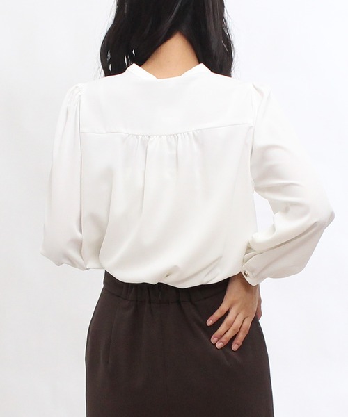 TRUDEA(トルディア)の「ピンタックノーカラーブラウス(シャツ/ブラウス・レディース・ホワイト/ベージュ/ブラック/ラベンダー・MEDIUM/LARGE)」の7枚目の写真