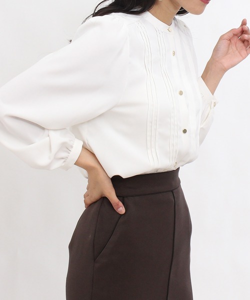 TRUDEA(トルディア)の「ピンタックノーカラーブラウス(シャツ/ブラウス・レディース・ホワイト/ベージュ/ブラック/ラベンダー・MEDIUM/LARGE)」の6枚目の写真