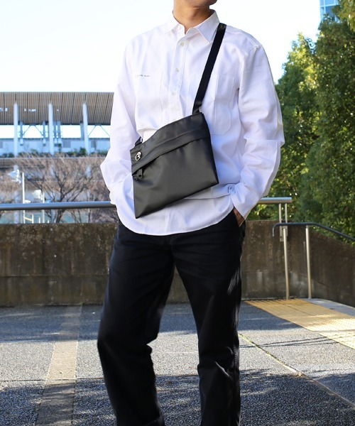 JAM HOME MADE(ジャムホームメイド)の「日本製 エシカル レザー サコッシュ ショルダーバッグ ブランド オリジナル メンズ(ショルダーバッグ・メンズ・ブラック・ONE SIZE)」の3枚目の写真