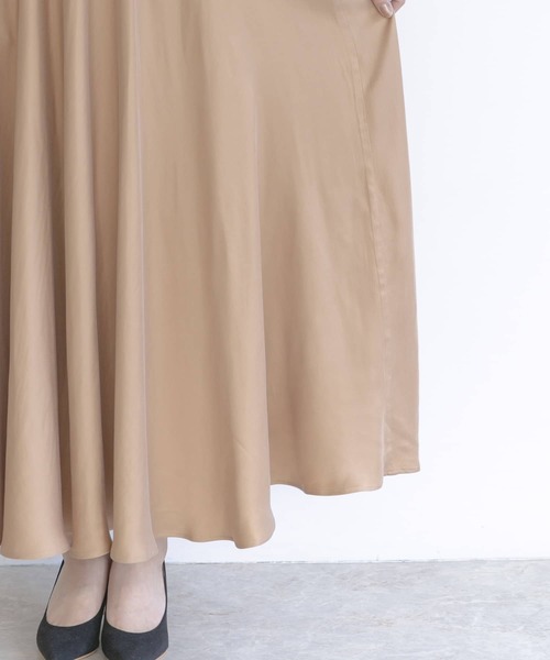 URBAN RESEARCH ROSSO（アーバンリサーチロッソ）の「バイヤスドレス（ワンピース・レディース・ブラック/ゴールド系その他・FREE）」の22枚目の写真