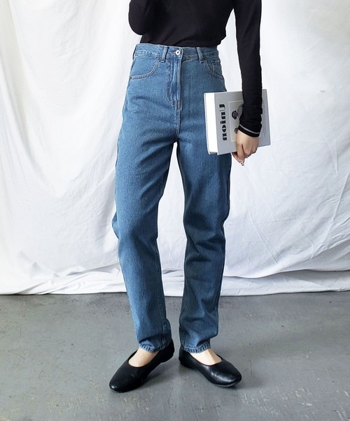 me+em select(ミームセレクト)の「ハイウエストテーパードデニムパンツ(デニムパンツ・レディース・ホワイト/ブラック/ブルー・MEDIUM/LARGE)」の3枚目の写真
