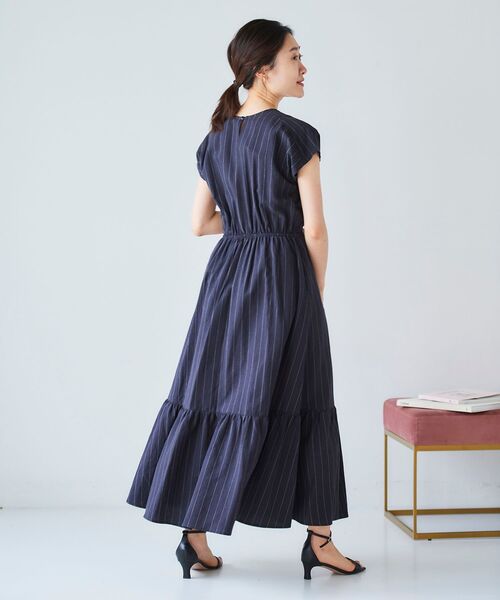 le.coeur blanc(ルクールブラン)の「ピンストライプティアードワンピース(ワンピース・レディース・ベージュ/ネイビー・38)」の2枚目の写真