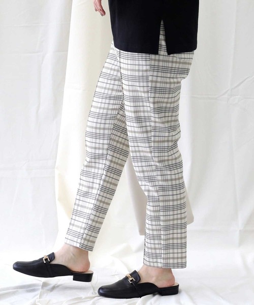 HONEYSUCKLE ROSE（ハニーサックルローズ）の「【HONEYSUCKLE ROSE】センタープリーツテーパード（スラックス・レディース・ブラック/パープル/ベージュ/カーキブラウン/ホワイト×ホワイト/ブルー・S/M/L）」の17枚目の写真