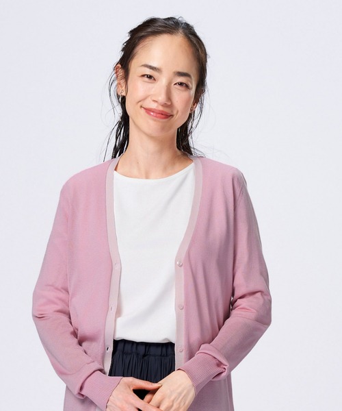 TOKYO SHIRTS(トウキョウシャツ)の「配色Vネック ベーシックニットカーディガン(カーディガン/ボレロ・レディース・サックスブルー/ネイビー/ライトグレー/ライトベージュ/イエロー/オリーブ/サーモンピンク・M/L)」の7枚目の写真