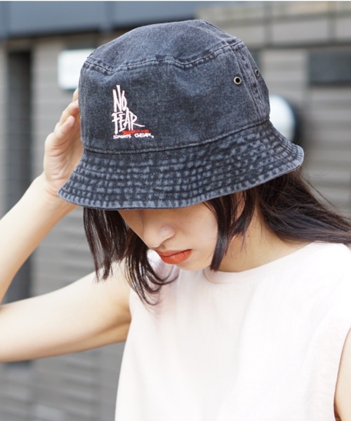 C.E.L.STORE（セルストア）の「NO FEAR/ノーフィア EMB BUCKET HAT 刺繍バケットハット（ハット・メンズ・カーキ/ブラック・LARGE）」の2枚目の写真
